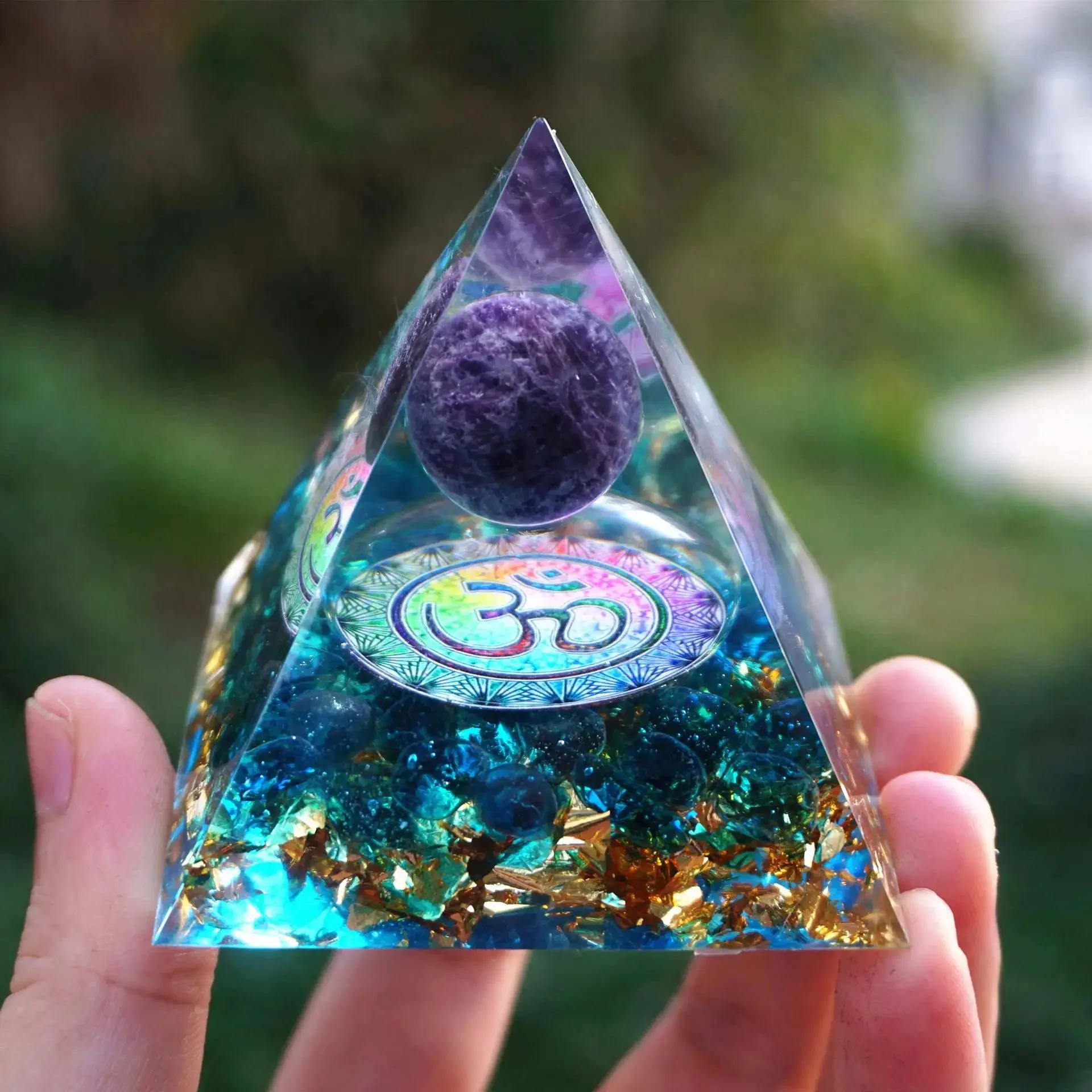 Pyramide Orgonite avec Améthyste et Symbole OM