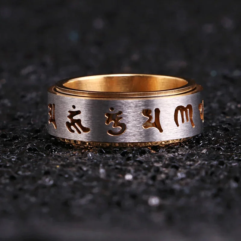 Bague Mantra sur une main