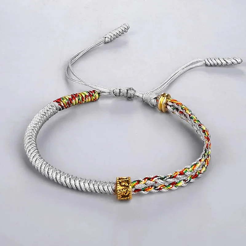 Bracelet Moine Tibétain Tressé Noir Et Jaune sur un poignet