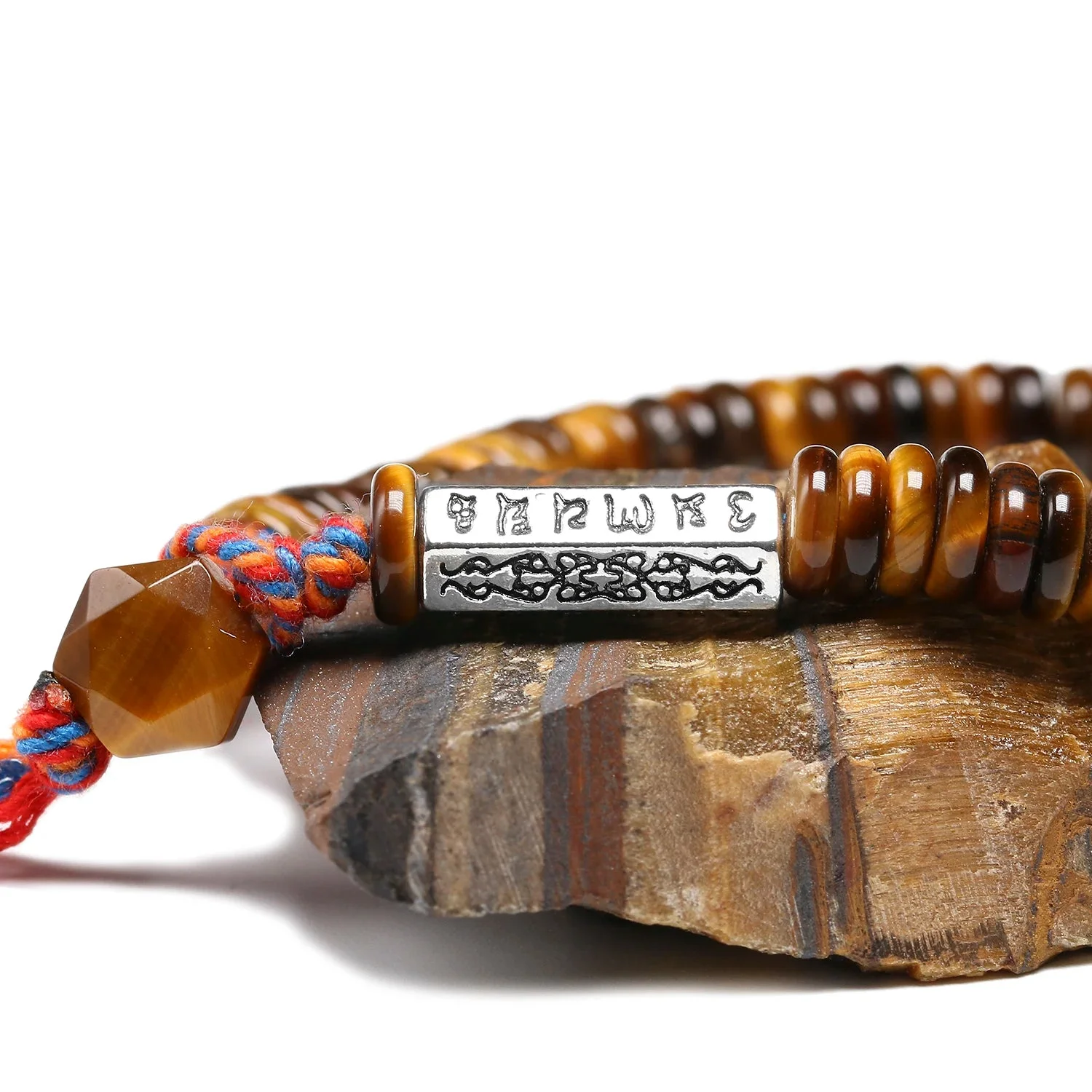 Bracelet Tibétain Mantra et Oeil de Tigre en situation