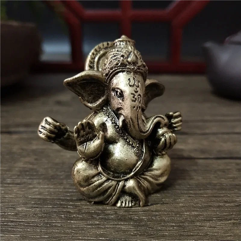 Statuette de Ganesh en Résine sur un bureau