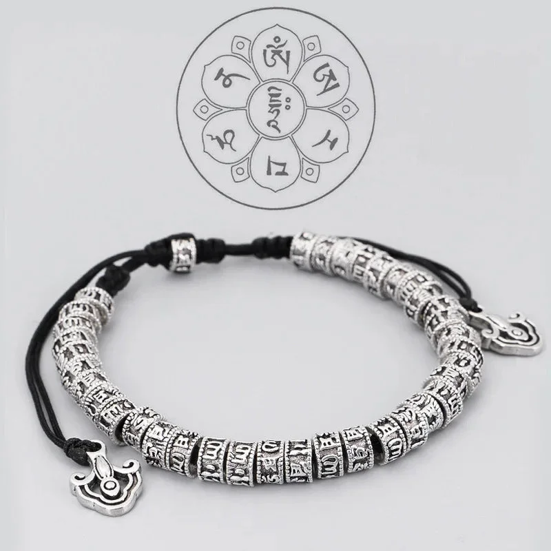 Bracelet en Cuivre Blanc Tibétain Om en Situation
