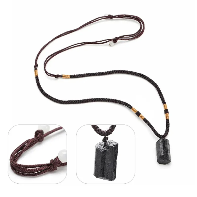 Collier en Tourmaline Noire Brute en situation