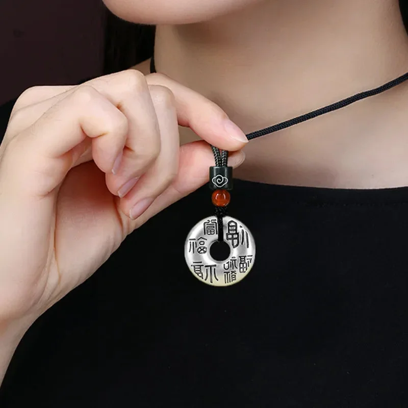 Pendentif Om en Argent sur un fond élégant