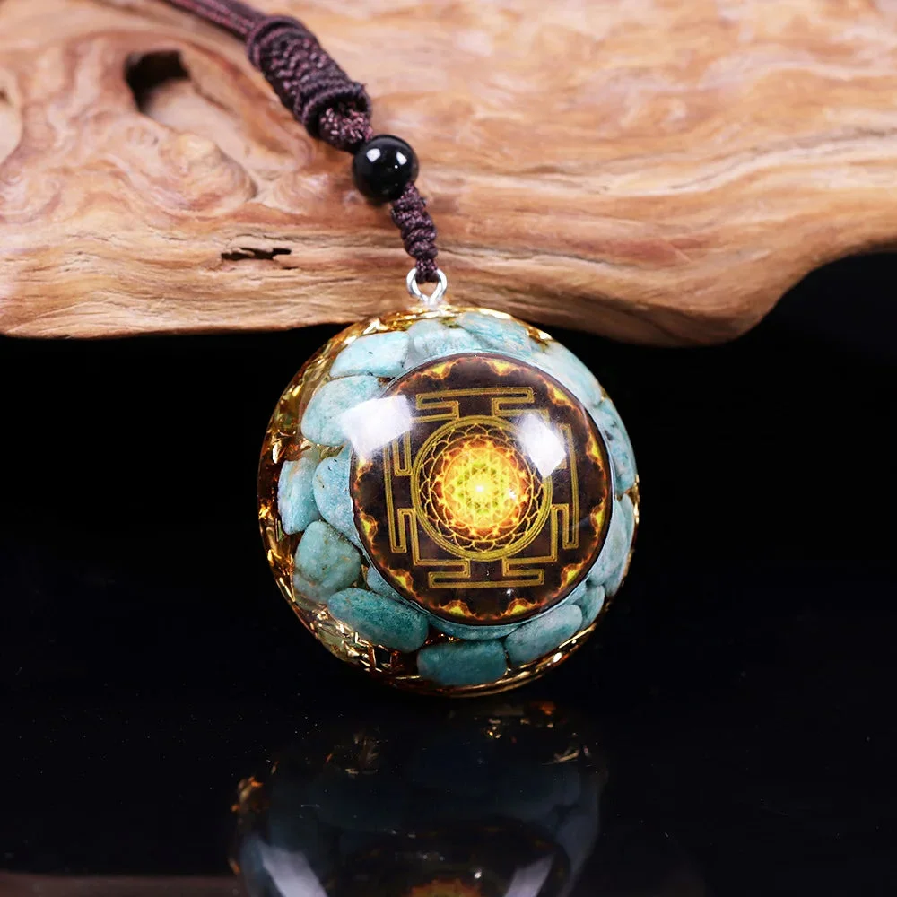 Pendentif Orgonite Pierre Bleu porté