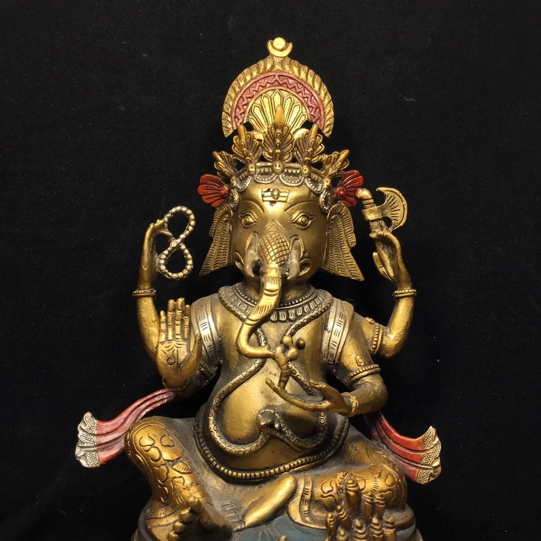 Statue de Ganesh sur son socle lotus