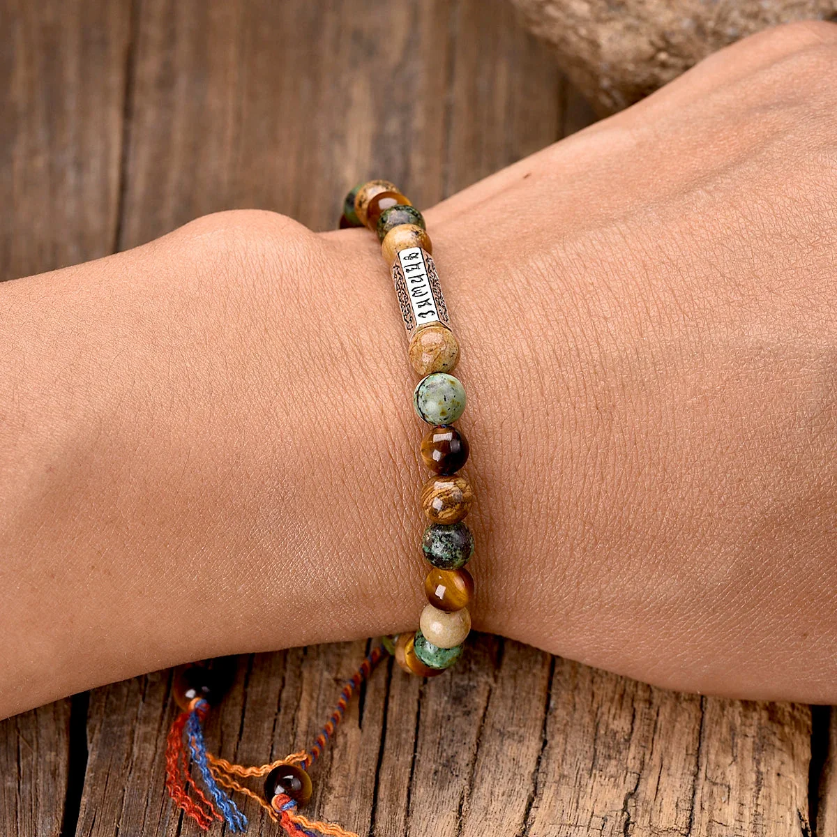 Bracelet Tibétain Pierres Naturelles Om sur une main