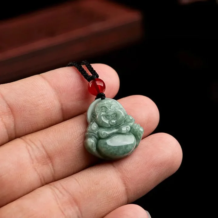 Amulette Bouddha en Jade Vert portée