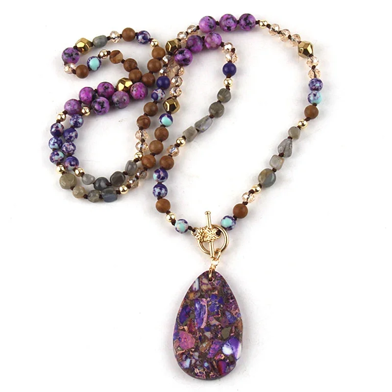 Collier en Pierre Naturelle Violette sur fond élégant
