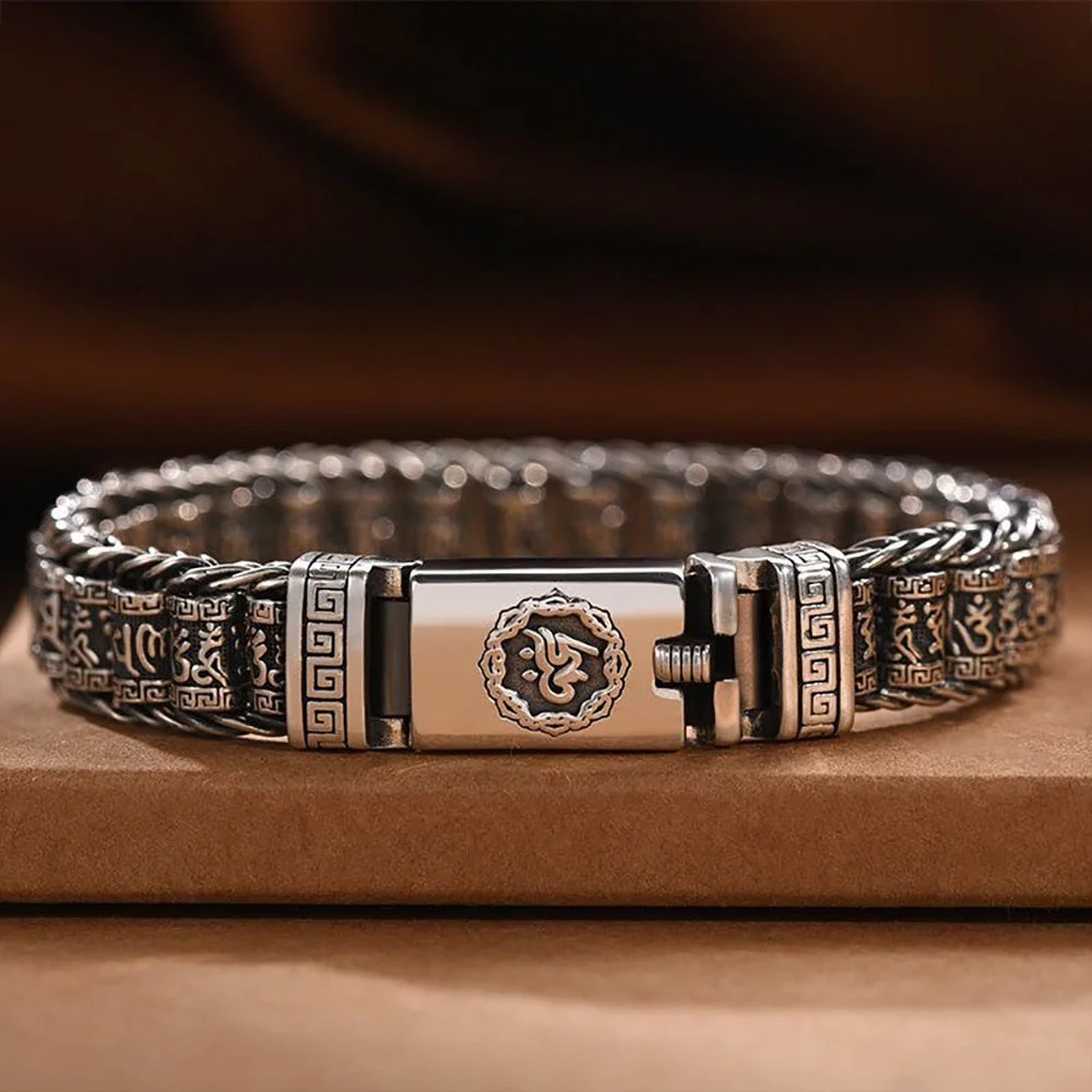 Bracelet Argent Mantra Bouddhiste sur un poignet