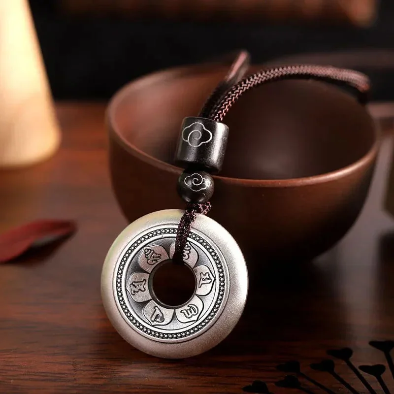 Pendentif Om en Argent avec un design raffiné