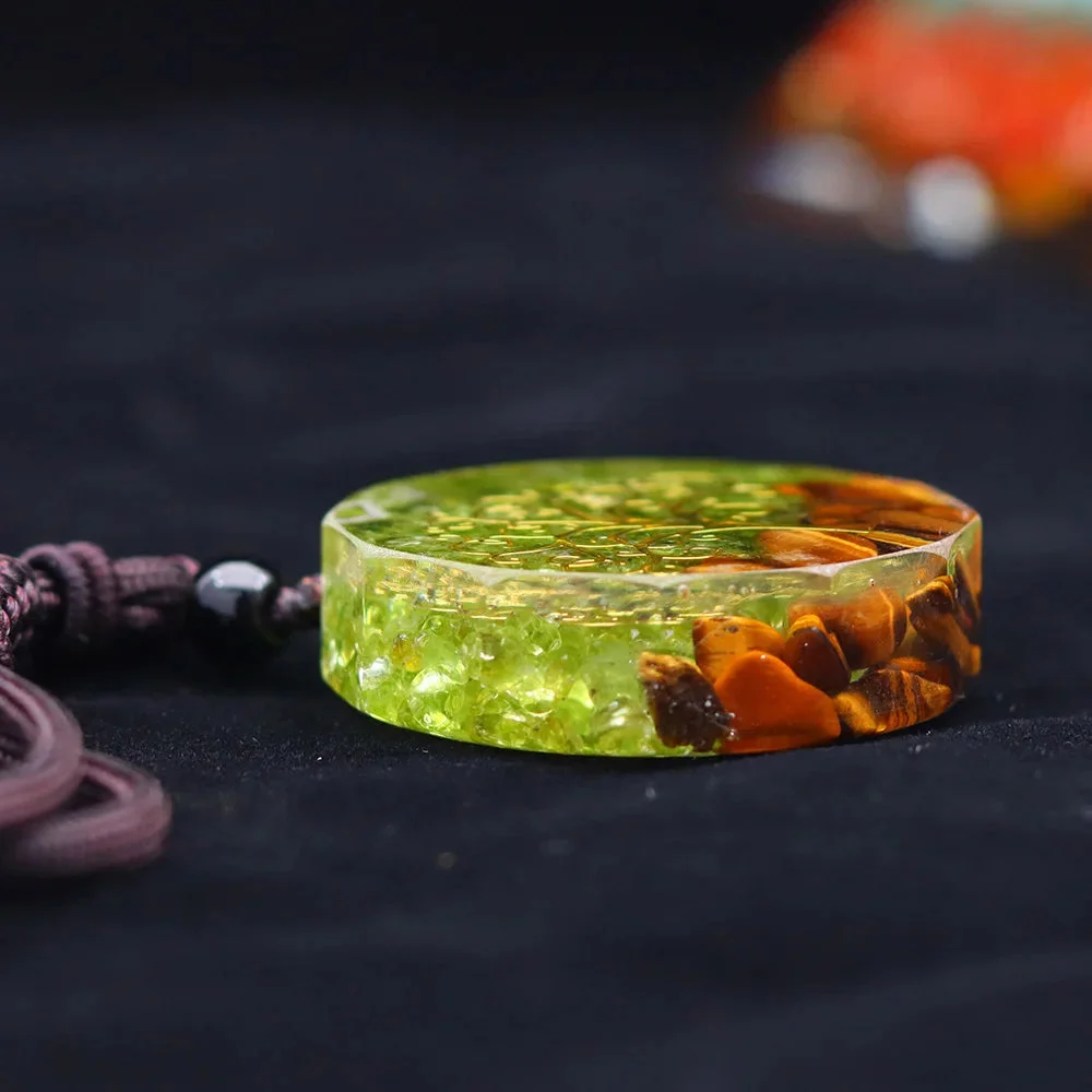 Pendentif Orgonite Oeil de Tigre Et Arbre de Vie sur fond naturel