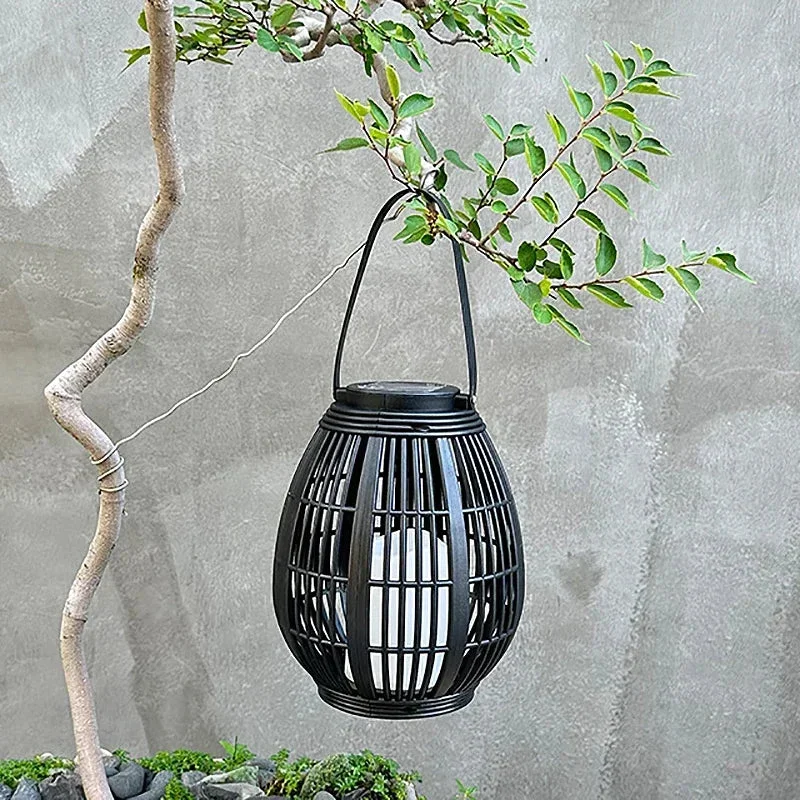 Lanterne en rotin au jardin