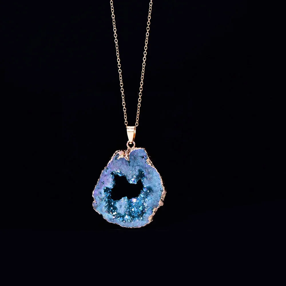 Collier en Pierre Agate Brute sur Fond Naturel