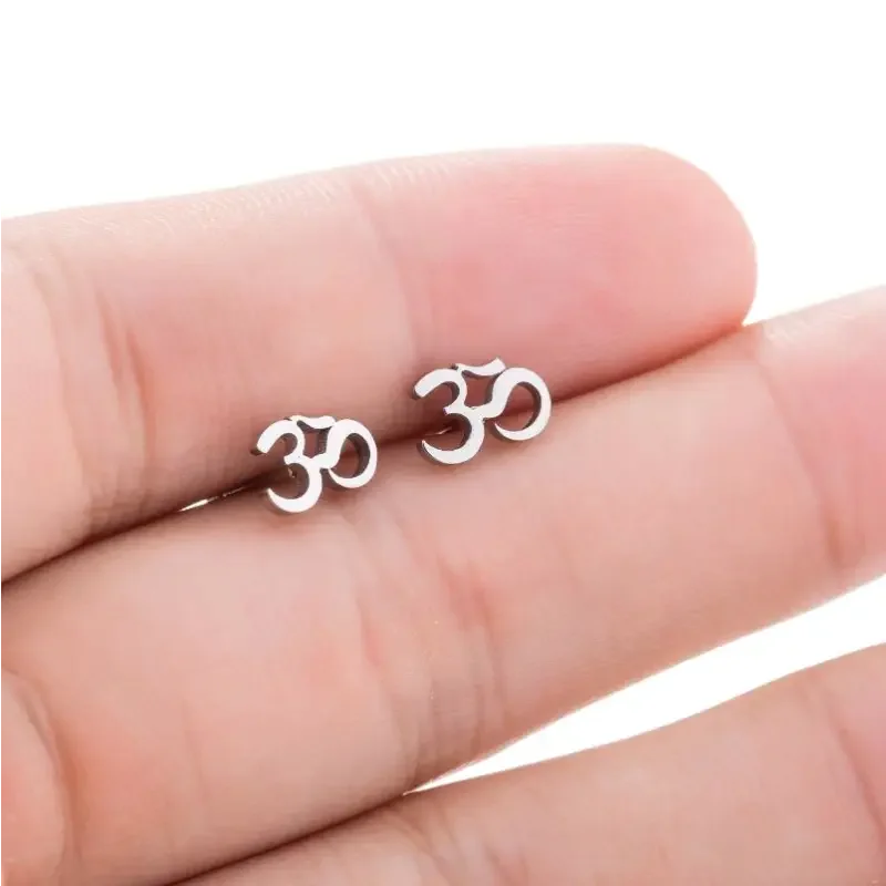 Boucle d'oreille Om élégante