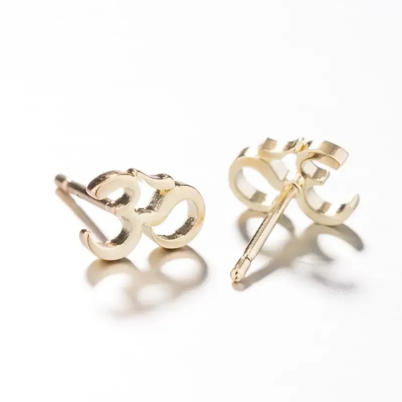 Boucle d'oreille Om en or