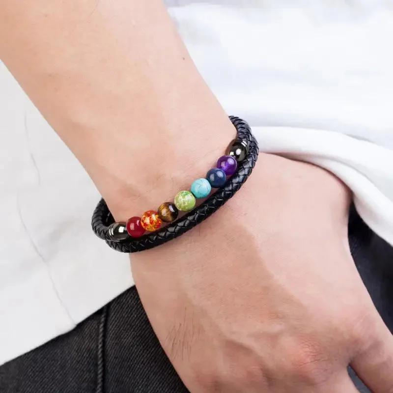 Bracelet 7 Chakra Homme sur un poignet masculin
