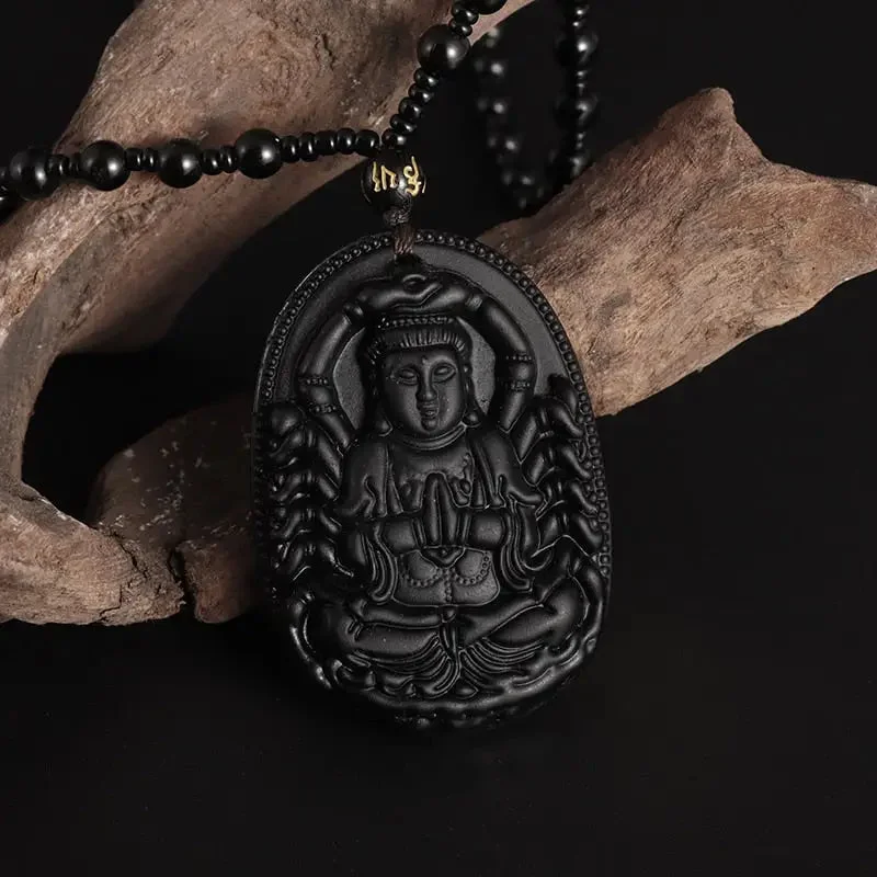 Collier Bouddha Avalokiteśvara obsidien en situation