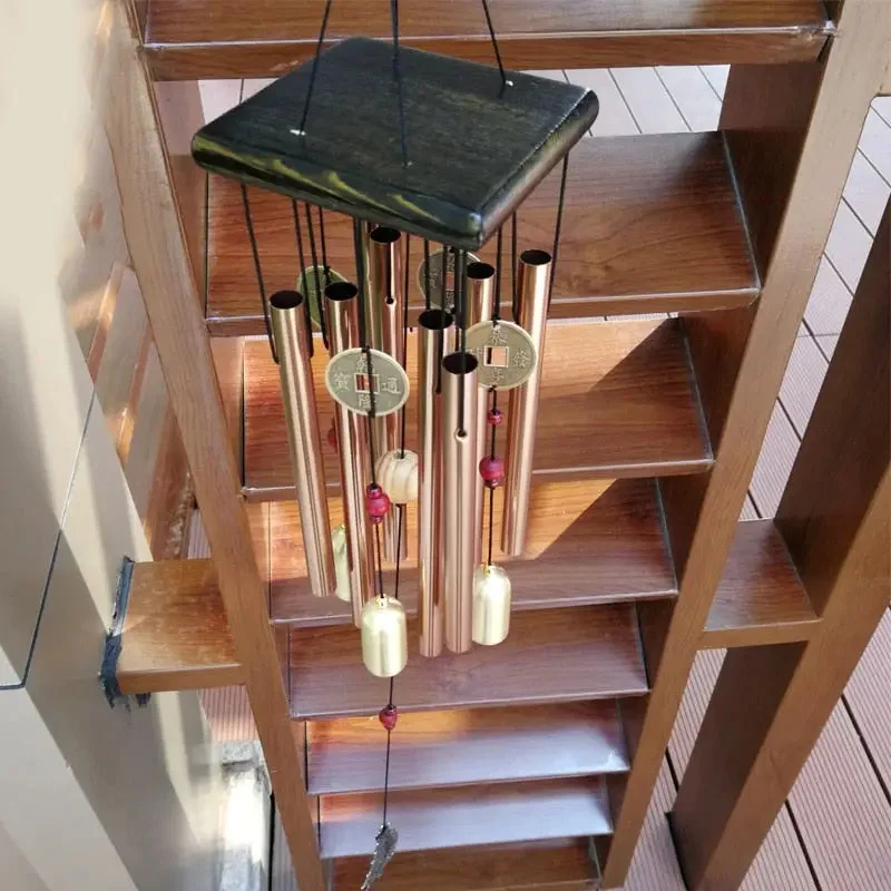 Carillon éolien en métal dans un jardin