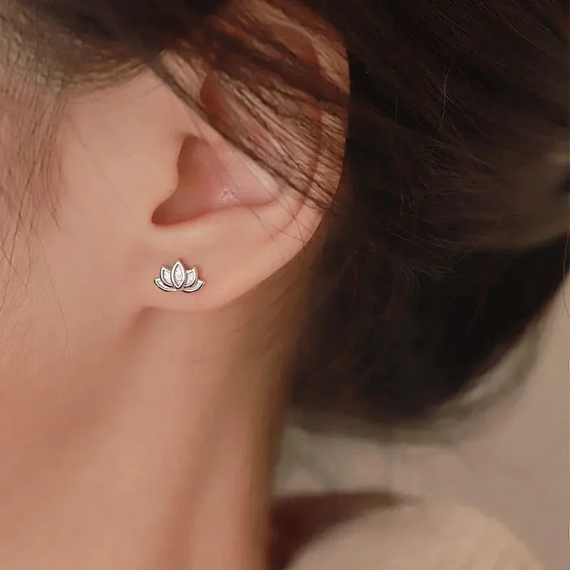 Petite Boucles d'oreilles Fleur de Lotus Argentées