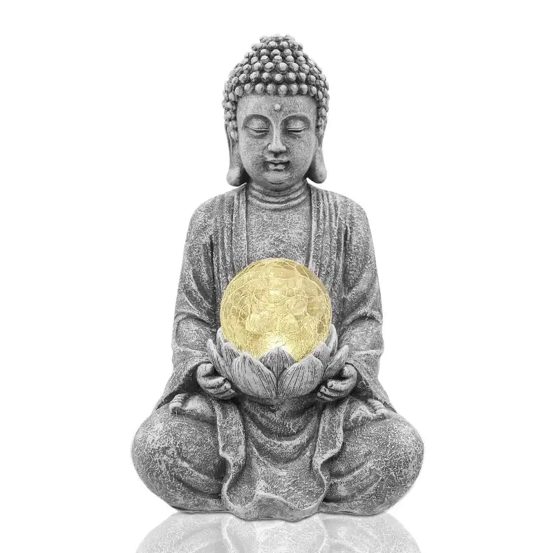 Statue Bouddha Boule de Verre Solaire dans un jardin