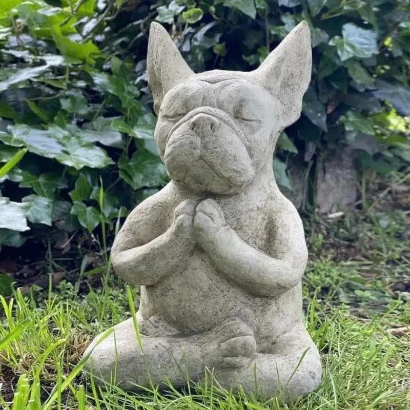 Statue Chien en méditation en jardin